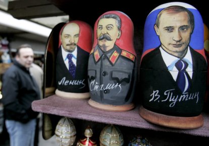 Матрьошкі із зображеннями Леніна, Сталіна та Путіна