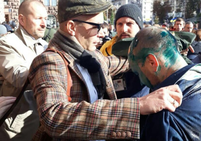 На внефракционного депутата Сергея Гусовского напали в помещении Киевсовета и облили зеленкой. Фото: facebook.com/nationalcorpskyiv
