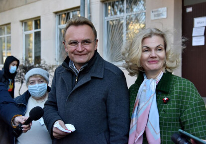 Андрей Садовый с супругой Екатериной во время голосования во втором туре выборов мэра Львова