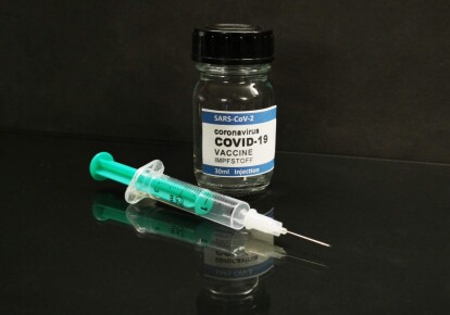 Фальшивые прививки получили до 2 500 человек