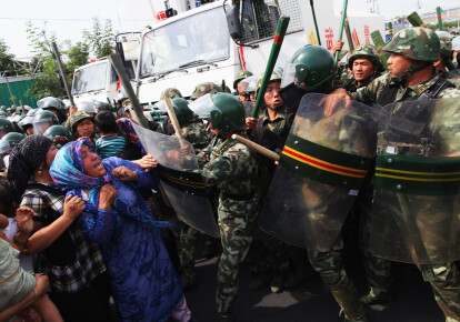 Китайская полиция разгоняет акцию протеста уйгуров, июль 2009 г. Фото: Getty Images