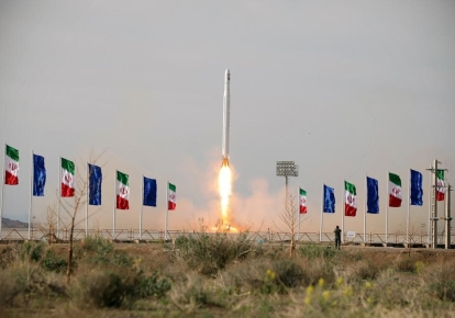 Іранська ракета із супутником запускається з невідомого місця, яке імовірно знаходиться в іранській провінції Семнан, квітень 2020 р./Sepahnews