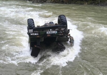 Вантажівка з 19 людьми впав з 40-метрового обриву в річку на Івано-Франківщині. Фото: ГУ ДСНС в Івано-Франківській області
