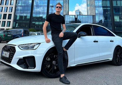 Александр Орловский, фото на фоне авто