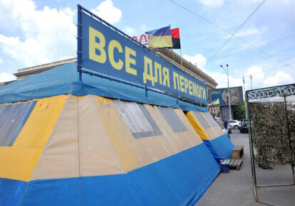 В Харькове разгорелся скандал из-за попытки снести палатку "Все для победы". Фото: УНИАН