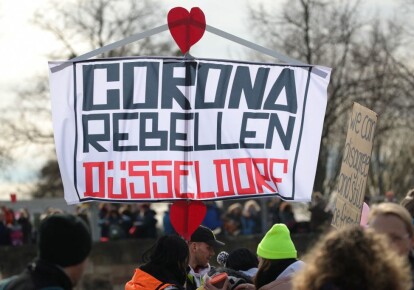 Протестующие во время демонстрации с требованием соблюдения основных прав и отмены ограничительных мер в отношении коронавируса в Касселе, центральная Германия, 20 марта 2021 г.