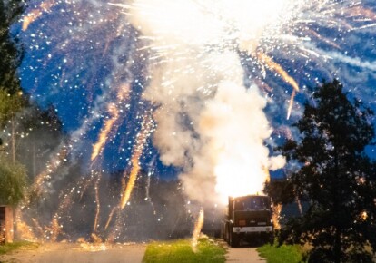 Во время праздничного салюта одна из ракет сдетонировала при запуске, Фото: twitter.com / Dmitry Molokovich