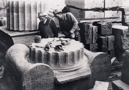 Каменярі працюють над вершиною колони під час будівництва Будинку Законодавчих зборів Манітоби, 1915 р. Фото:  L. B. Foote
