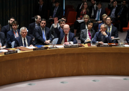 Посол России в ООН Василий Небензя (в центре)