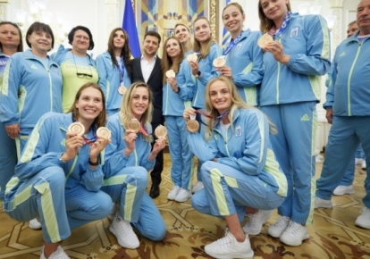 Украинские медалисты вместе с президентом Владимиром Зеленским