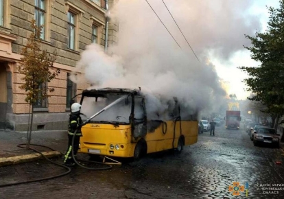 У Чернівцях сталася пожежа в маршрутному автобусі