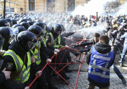 Столкновение между активистами "Нацкорпуса" и правоохранителями возле Администрации Президента. Фото: УНИАН