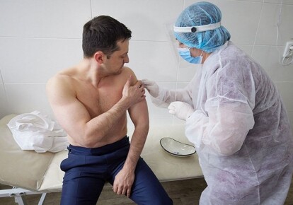 Президент Украины Владимир Зеленский получает прививку от COVID-19