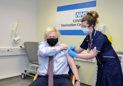 Борис Джонсон во время вакцинации