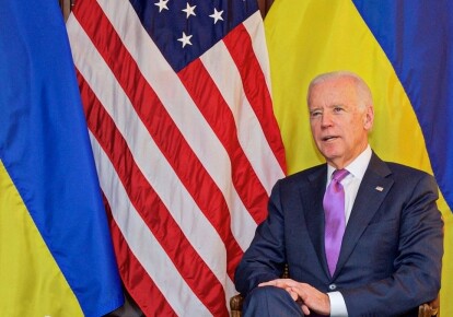 Джо Байден на тлі українського і американського прапорів