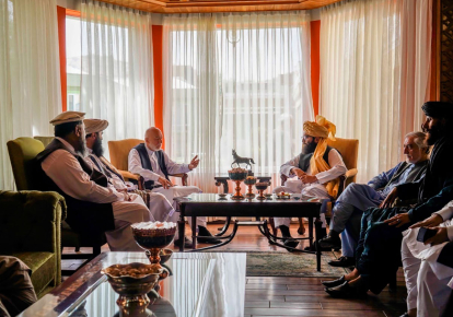 Карзай (ліворуч у центрі) зустрічається 18 серпня в Кабулі зі старшим лідером групи Хаккані Анасом Хакані (праворуч у центрі) та Абдулою Абдуллою (другий праворуч)/АР