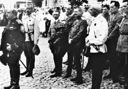 Військова церемонія на Софійській площі. Крайній зліва - командувач Добровольчої армії генерал Май-Маєвський, другий зліва - генерал Бредов. Вересень 1919-го