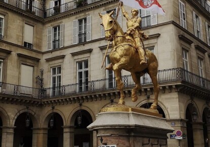 Жанні д'Арк у Парижі дали в руку прапор Білорусі