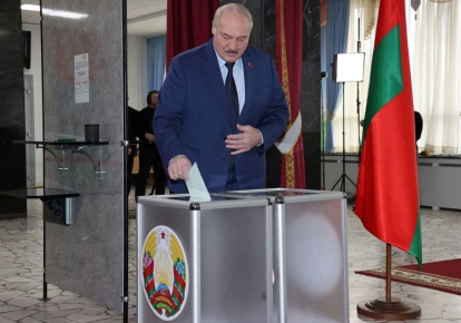 Президент Білорусі Олександр Лукашенко голосує на референдумі щодо поправок до Конституції на виборчій дільниці у Мінську 27 лютого 2022 р.