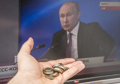 Президент РФ Владимир Путин на экране телевизора
