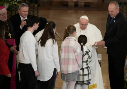 Папа Римский встретился с украинскими беженцами в Будапеште