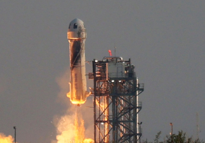 Blue Origin отправил основателя Джеффа Безоса и еще трех туристов в космос
