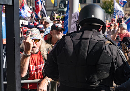 Поліцейські стоять між прихильниками Дональда Трампа і Джо Байдена біля будівлі в столиці штату Джорджія