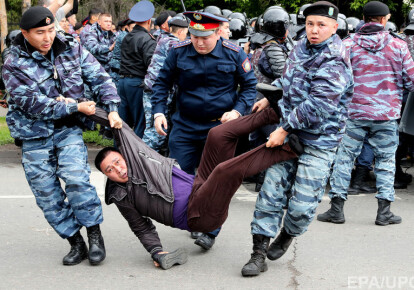 Более 500 человек было задержано в ходе протестов в крупных городах Казахстана