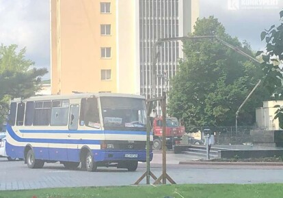 В Луцке мужчина взял в заложники пассажиров маршрутного автобуса / konkurent.ua