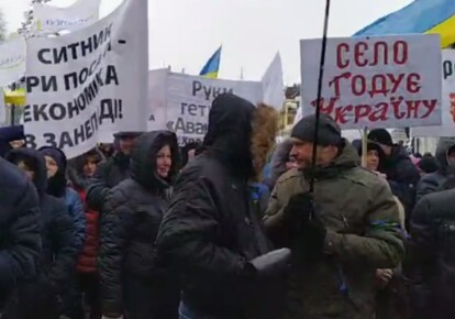 У Києві проходить мітинг проти тиску силових органів на аграрні підприємства "Укрлендфармінга" і "Авангарду"