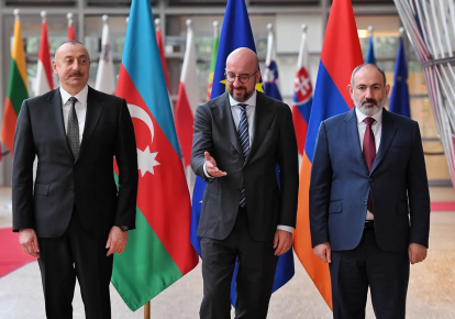 Президент Азербайджана Ильхам Алиев, президент Европейского совета Шарль Мишель и премьер Армении Никол Пашинян