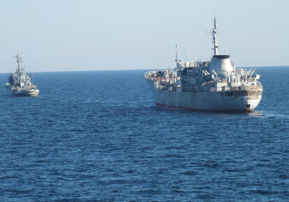 Пошуково-рятувальне судно "Донбас" і морський буксир "Корець"