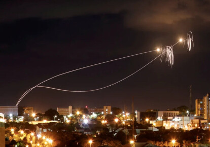 Израильская система "Железный купол" запускает ракеты-перехватчики, когда ракеты запускаются из Газы в направлении Израиля