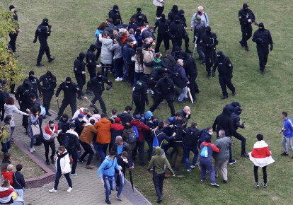 Столкновения белорусских полицейских с участниками митинга протеста против результатов президентских выборов в Минске, 11 октября 2020 г.