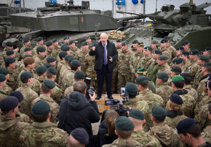 Борис Джонсон разговаривает с солдатами британских войск