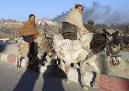 Афганцы на фоне горящего здания Intercontinental Hotel. Фото: EPA/UPG