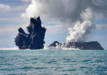 Подводный вулкан извергается у побережья Тонги