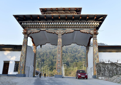 Ворота Бутана на границе между Индией и Бутаном \ Getty Images
