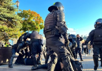 Российские силовики задерживают протестующих в Санкт-Петербурге, 24 сентября