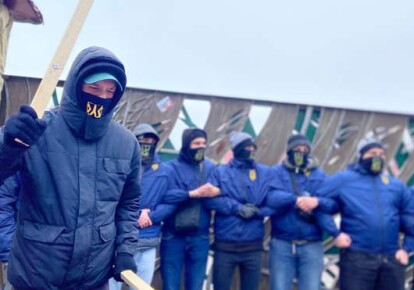 Активісти "Нацкорпусу" блокують готель "Наварія Нова" та завод "Керамбуд", що належать нардепу Тарасу Козаку