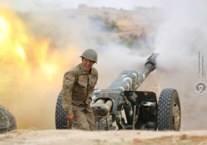 Армянский солдат во время боевых столкновений с азербайджанской армией на линии соприкосновения самопровозглашенной Нагорно-Карабахской Республики