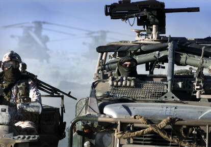 Австралийские бойцы SAS во время патрулирования неподалеку от Баграма, Афганистан, январь 2003 г.