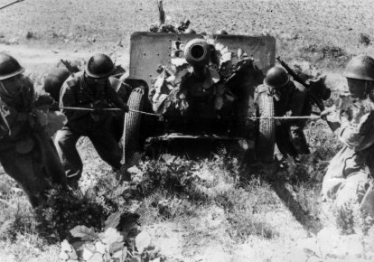 Озброєний карабінами Мосіна артилерійський розрахунок однієї з частин армії КНДР виводить гармату ЗIС-3 на позицію, 20 серпня 1950 року