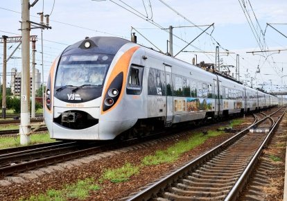 Скоростной поезд между Киевом и Черкассами