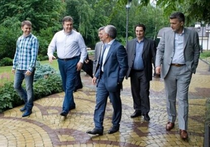 Михайло Подоляк (крайній зліва) у товаристві Віктора Януковича та українських журналістів) Фото: fakty.ua
