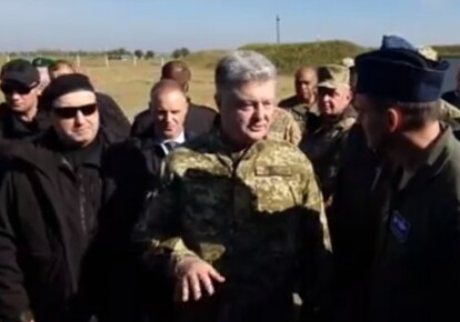 Петр Порошенко приехал на военные учения "Чистое небо"