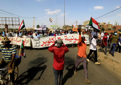 Демонстранты в Судане