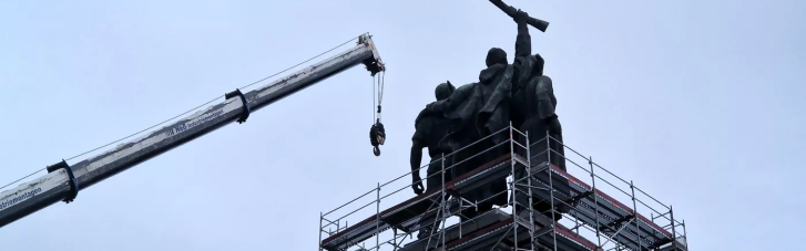 Болгарія розпочала демонтаж пам'ятника радянським воякам: Захарова лютує (ФОТО, ВІДЕО)