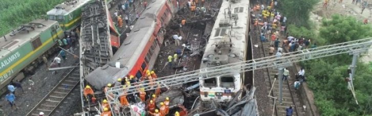 Названа причина аварии на железной дороге в Индии