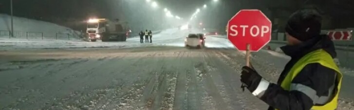 Снігопад паралізував трасу "Київ-Чоп" (ФОТО)